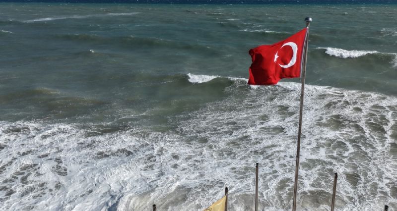 Doğu Akdeniz’de kuvvetli rüzgar: Dalgalar kıyıları dövüyor