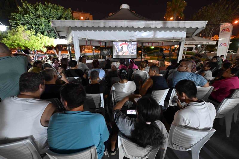 Mersin’de özel bireyler açık havada sinema keyfi yaşadı
